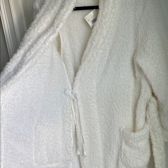ULTA Fuzzy Robe - Picture 11 of 14